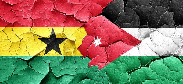 Ghanafahne mit jordanischer Flagge auf einer Grunge-Risswand — Stockfoto