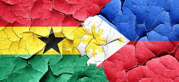 Bandera de Ghana con bandera de Filipinas en una pared agrietada grunge — Foto de Stock