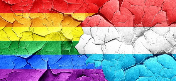 同性恋骄傲自豪国旗与卢森堡国旗上 grunge 裂墙 — 图库照片