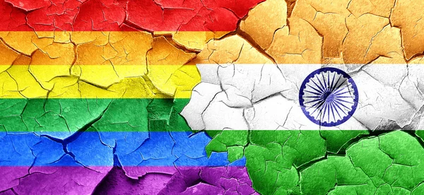Флаг гей-гордости с флагом Индии на огромной треснувшей стене — стоковое фото