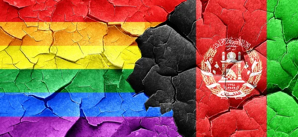 Флаг гордости геев с афганским флагом на огромной треснувшей стене — стоковое фото