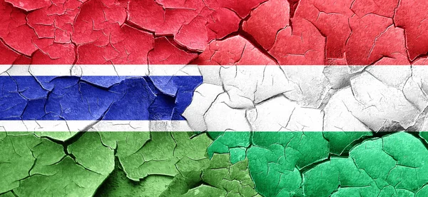 Gambiya bayrak bir grunge Macaristan bayrağı ile duvar kırık — Stok fotoğraf