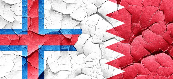 Faerské ostrovy vlajka Bahrajnu vlajku grunge popraskané zdi — Stock fotografie