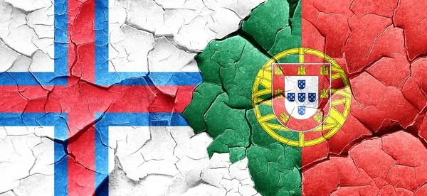 Прапор Фарерських островів з Португалії прапор на за гранж тріщинами стіни — стокове фото