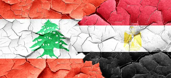 Bandiera Libano con bandiera egiziana su un muro incrinato grunge — Foto Stock