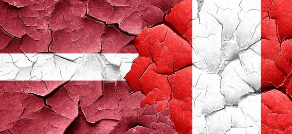 Vlag van Letland met Peru vlag op een grunge gebarsten muur — Stockfoto