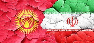 Kırgızistan bayrağı bir grunge Iran bayrağı ile duvar kırık