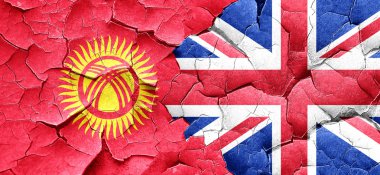 Kırgızistan bayrağı bir grunge Büyük Britanya bayrağı ile duvar kırık