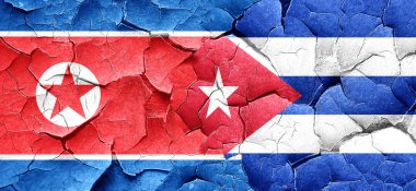 Kuzey Kore bayrağı bir grunge Küba bayrağı ile duvar kırık