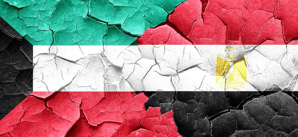 Kuveyt bayrağı bir grunge Mısır bayrağı ile duvar kırık — Stok fotoğraf