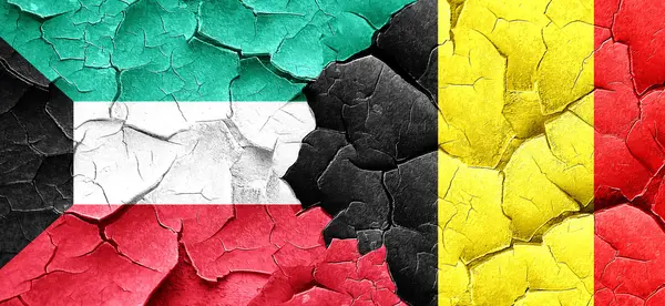 Kuveyt bayrağı bir grunge Belçika bayrağı ile duvar kırık — Stok fotoğraf