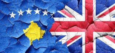 Kosova bayrağı bir grunge Büyük Britanya bayrağı ile duvar kırık