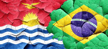 Kiribati bayrak bir grunge Brezilya bayrağı ile duvar kırık