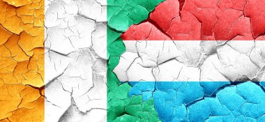 Fildişi Sahili bayrağı bir grunge Lüksemburg bayrağı ile duvar kırık