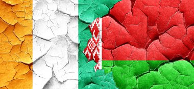 Fildişi Sahili bayrağı bir grunge Beyaz Rusya bayrağı ile duvar kırık