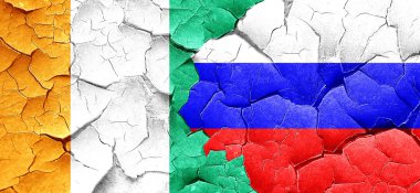 Fildişi Sahili bayrağı bir grunge Rusya bayrağı ile duvar kırık