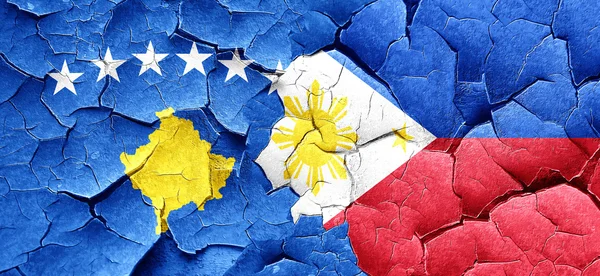 Kosovo vlag met de vlag van de Filipijnen op een grunge gebarsten muur — Stockfoto