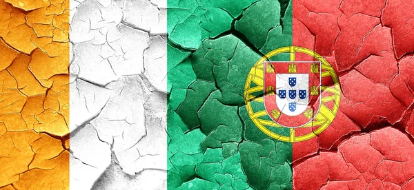 Bandiera Costa d'Avorio con bandiera del Portogallo su un muro incrinato grunge — Foto Stock