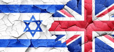 İsrail bayrağı bir grunge Büyük Britanya bayrağı ile duvar kırık