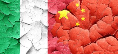 İtalya bayrağı bir grunge Çin bayrağı ile duvar kırık