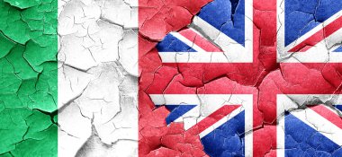 İtalya bayrağı bir grunge Büyük Britanya bayrağı ile duvar kırık