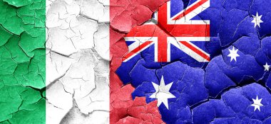 İtalya bayrağı bir grunge Avustralya bayrağı ile duvar kırık