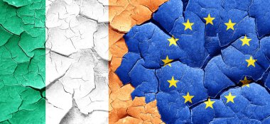 İrlanda bayrağı bir grunge Avrupa Birliği bayrağı ile duvar kırık