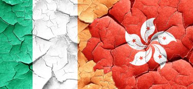 İrlanda bayrağı bir grunge Hong Kong bayrağı ile duvar kırık