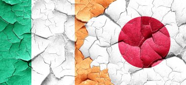 İrlanda bayrağı bir grunge Japonya bayrağı ile duvar kırık