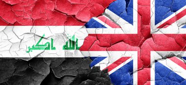 Irak bayrağı bir grunge Büyük Britanya bayrağı ile duvar kırık
