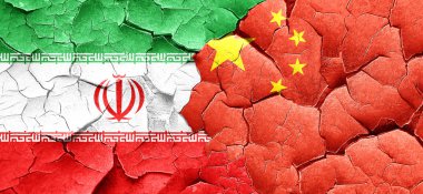 İran bayrağı bir grunge Çin bayrağı ile duvar kırık