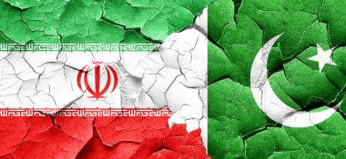 İran bayrağı bir grunge Pakistan bayrağı ile duvar kırık