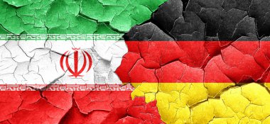 İran bayrağı bir grunge Almanya bayrağı ile duvar kırık