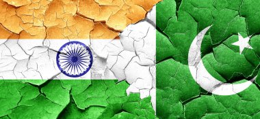 Hindistan bayrağı bir grunge Pakistan bayrağı ile duvar kırık