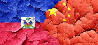 Haiti bayrak bir grunge Çin bayrağı ile duvar kırık