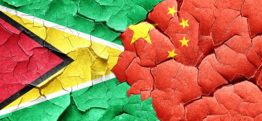 Guyana bayrak bir grunge Çin bayrağı ile duvar kırık
