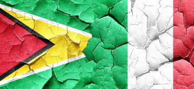 Guyana bayrak bir grunge İtalya bayrağı ile duvar kırık