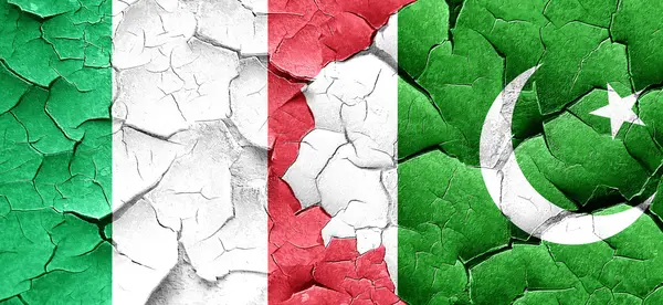 그런 지에 파키스탄 국기와 이탈리아 깃발 벽에 금이 — 스톡 사진