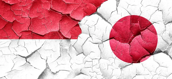 Indonesien-Flagge mit japanischer Flagge an einer Grunge-Risswand — Stockfoto