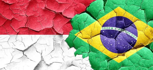 Endonezya bayrağı bir grunge Brezilya bayrağı ile duvar kırık — Stok fotoğraf