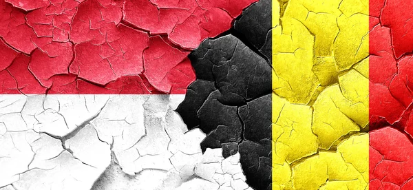 Indonesien flagga med Belgien flagga på en grunge knäckt vägg — Stockfoto