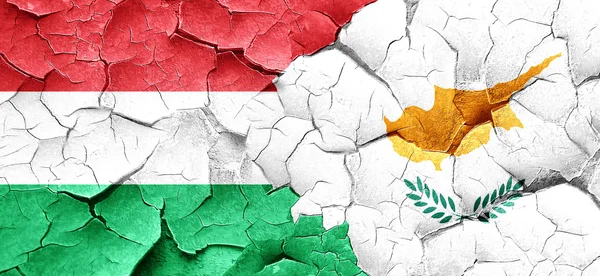 Macaristan bayrağı bir grunge Kıbrıs bayrağı ile duvar kırık — Stok fotoğraf