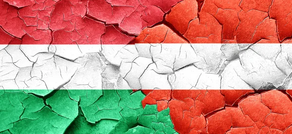 Macaristan bayrağı bir grunge Avusturya bayrağı ile duvar kırık — Stok fotoğraf