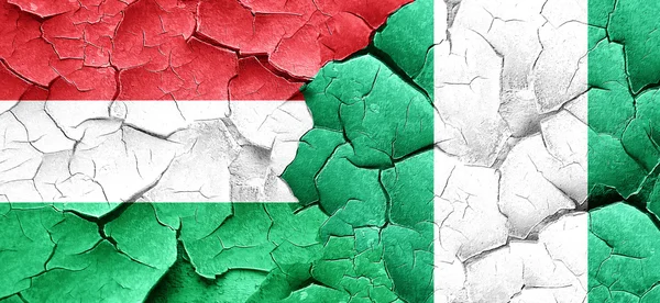 Macaristan bayrağı bir grunge Nijerya bayrağı ile duvar kırık — Stok fotoğraf