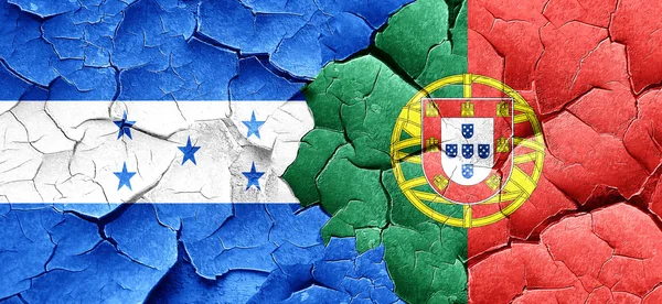 Прапор Гондурасу з Португалії прапор на за гранж тріщинами стіни — стокове фото