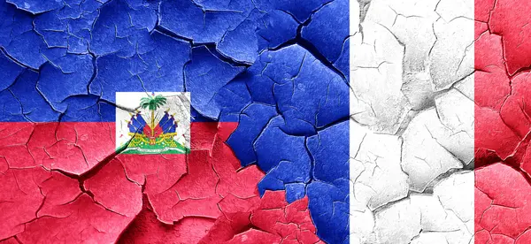 Bandeira do Haiti com bandeira da França em uma parede rachada grunge — Fotografia de Stock