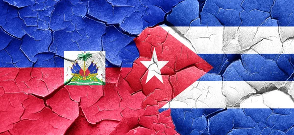 Флаг Гаити с кубинским флагом на огромной треснувшей стене — стоковое фото