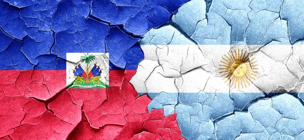 Haïti vlag met Argentijnse vlag op een grunge gebarsten muur — Stockfoto