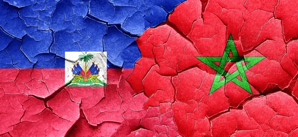 Haitianische Flagge mit marokkanischer Flagge an einer Grunge-Risswand — Stockfoto