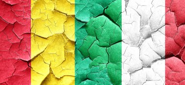 Gine bayrağı bir grunge İtalya bayrağı ile duvar kırık